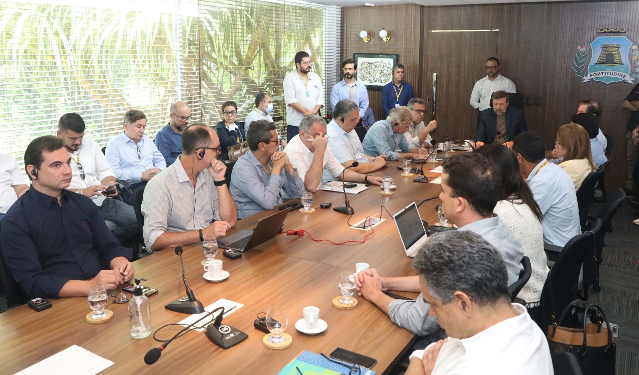 grupo de pessoas numa sala de reunião